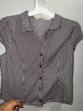 Women’s Short-Sleeve Vertical Stripe Button-Down Shirt - Black & White
